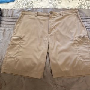 Callaway men’s golf shorts. Khaki color. Size 42B. I’ll snaps and zippers work.